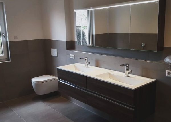 Komplettbadsanierung in ästhetischem Design mit elegantem Doppelwaschbecken im Raum Königswinter-Stieldorf