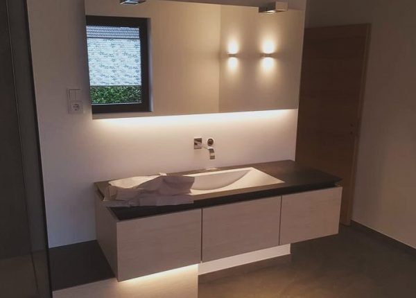Komplettbadsanierung mit LED Spiegelschrank und barrierefreiem Waschbecken in der Region Königswinter-Stieldorf