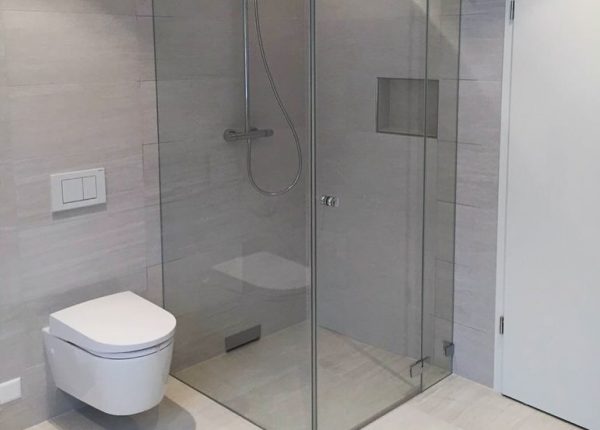 Komplettbadsanierung mit ebenerdiger Walk-in Glasdusche und modernem WC im Raum Königswinter-Stieldorf